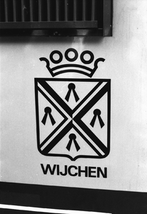 849216 Afbeelding van de onthulling van het gemeentewapen van Wijchen door burgemeester dr. J.J.M. Franssen op het ...